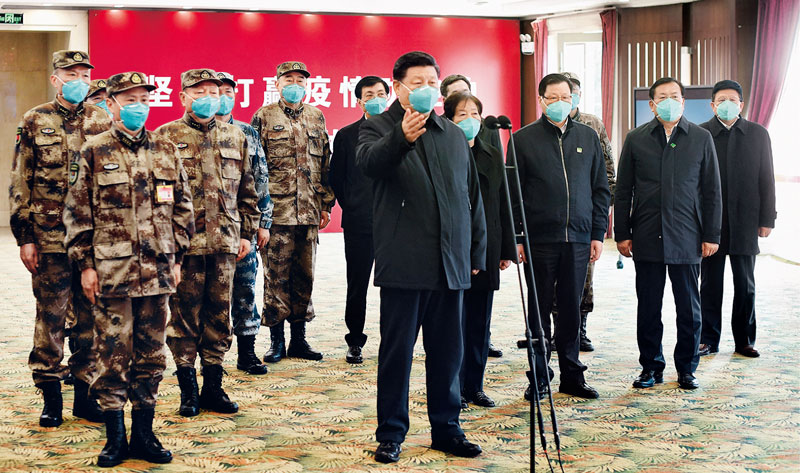 2020年3月10日,中共中央总书记、国家主席、中央军委主席习近平专门赴湖北省武汉市考察新冠肺炎疫情防控工作。这是习近平在火神山医院指挥中心视频连线感染科病房,与病房内患者和医务人员亲切交流。 2020年3月10日,中共中央总书记、国家主席、中央军委主席习近平专门赴湖北省武汉市考察新冠肺炎疫情防控工作。这是习近平在火神山医院指挥中心视频连线感染科病房,与病房内患者和医务人员亲切交流。